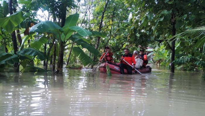 Proses evakuasi warga di Desa Cingkrong, Kecamatan Purwodadi, Kabupaten Grobogan, dari lokasi banjir, Selasa (6/2/2024).