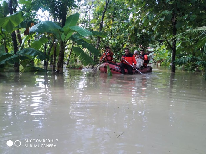Proses evakuasi warga di Desa Cingkrong, Kecamatan Purwodadi, Kabupaten Grobogan, dari lokasi banjir, Selasa (6/2/2024).