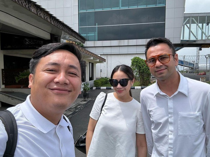 Kebersamaan Raffi Ahmad dan Nagita Slavina dengan sang manajer, Prio.