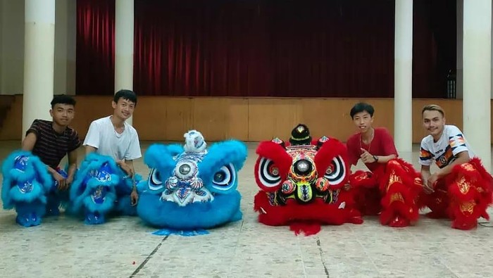 Rafly (pemain Barongsai Merah, paling kanan), anggota Barongsai Vihara Tanda Bhakti.