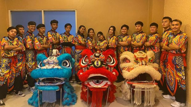 Rafly (pemain Barongsai Merah, paling kanan), anggota Barongsai Vihara Tanda Bhakti.