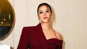 Raisa tampil dengan dress berwarna merah. Foto: Instagram Raisa