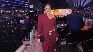 Raisa berpose dengan latar panggung Grammy Awards 2024 yang megah. Foto: Instagram Raisa