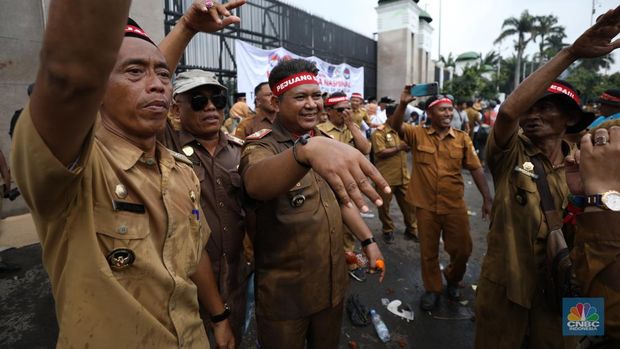 Ratusan Asosiasi Kepala Desa dan Perangkat Desa yang tergabung dalam (APDESI) melakukan demo di depan gedung DPR/MPR RI, Jakarta, Selasa (6/2/2024). (վ/Tri Susilo)