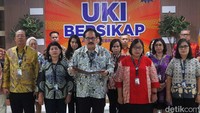 Dhaniswara K Harjono tampak didampingi Dekan Fakultas Hukum UKI Dr Hendri Jayadi, Sekretaris Senat UKI Prof Chontina Siahaan, dan perwakilan guru besar UKI Prof Angel Damayanti.