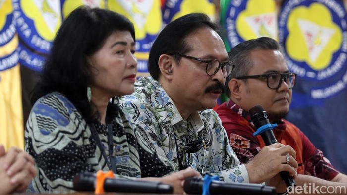 Dr Hendri Jayadi, Dekan Fakultas Hukum UKI, Prof Dhaniswara K. Harjono Rektor UKI, Prof Chontina Siahaan, sekretaris senat UKI, Prof Angel Damayanti perwakilan guru besar UKI menyatakan sikap mengenai pemilu di Kampus Universitas Kristen Indonesia, Jakarta, Selasa (6/2/2024).