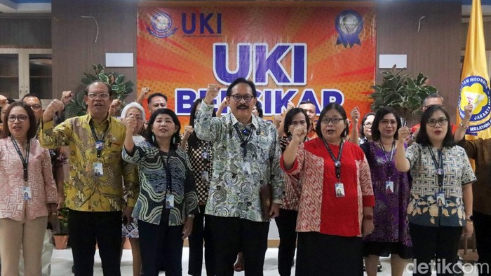 Dr Hendri Jayadi, Dekan Fakultas Hukum UKI, Prof Dhaniswara K. Harjono Rektor UKI, Prof Chontina Siahaan, sekretaris senat UKI, Prof Angel Damayanti perwakilan guru besar UKI menyatakan sikap mengenai pemilu di Kampus Universitas Kristen Indonesia, Jakarta, Selasa (6/2/2024).