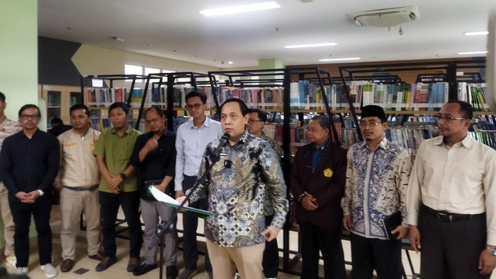 Rektor Universitas Sultan Ageng Tirtayasa (Untirta), Fatah Sulaiman (bicara menggunakan mic)-(Aris/detikcom)