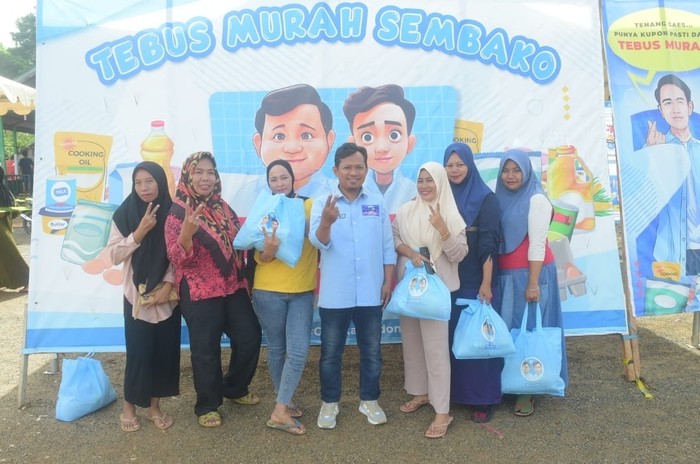 Barisan Relawan For Gibran (Barisan RFG) menggelar kampanye kerakyatan dengan program tebus murah seribu paket sembako dan 3 ribu makan siang gratis untuk warga Kabupaten Kolaka
