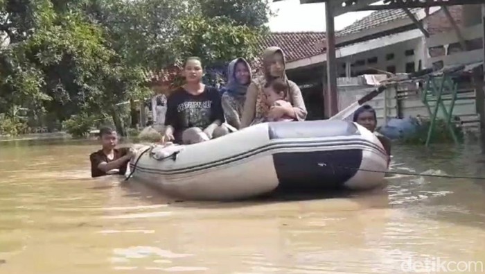 Relawan mengevakuasi warga terdampak banjir di Kecamatan Jatibarang, Brebes, Selasa (6/2/2024).
