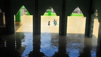 Banjir akibat hujan deras serta jebolnya beberapa tanggul sungai Tuntang itu merendam 2.662 unit rumah, 56 hektare persawahan, enam sekolah dan sejumlah rumah ibadah.