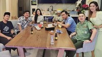 Kedatangan Gus Miftah, Denny dan Bella suguhkan aneka makanan. Mulai dari buah sampai pudding yang jadi teman ngobrol mereka Foto: Instagram @denny_caknan