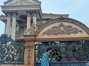 Beri Kado Ultah Mobil Mewah ke Anak, Rumah Eks Kades di OKI Wah Banget