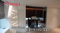 Lee Seung Gi juga memiliki ruang kerja yang terletak di samping ruang tamu. Berbeda dengan ruang tamu yang didominasi warna putih, ruang kerja ini diberi cat warna coklat gelap. Di belakang kursi kerja, tampak jendela besar yang ditutup gorden hitam.