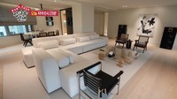 Tempat tinggal Lee Seung Gi ini diketahui terletak di lantai atas, terlihat dari kru I Live Alone yang menaiki lift. Meski tinggal di apartemen, ruangan di dalamnya sangat luas dan lebar untuk beraktivitas dengan leluasa.