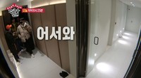 Sebelum menikah, Lee Seung Gi diketahui tinggal sendiri di sebuah apartemen mewah. Potret apartemennya sendiri pernah ia bagikan dalam sebuah acara reality show I Live Alone pada 2021 lalu.