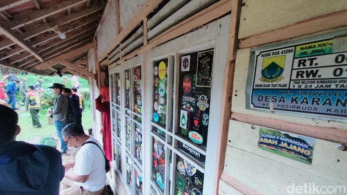 Rumah surga Abah Jajang yang jendelanya terkotori stiker.