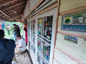 Pemandangan Rumah Surga Abah Jajang Dinodai Stiker Pengunjung