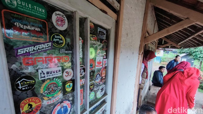 Rumah surga Abah Jajang yang jendelanya terkotori stiker.