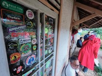 4 Cara Bersihkan Sisa Stiker pada Jendela Seperti di Rumah Abah Jajang