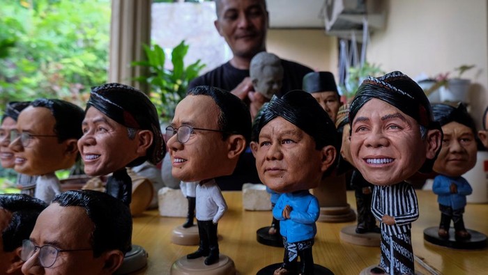 Saat Anies-Prabowo-Ganjar Dijadikan Action Figur, Gemes Banget! Perajin menyelesaikan pesanan mini action figur karakter calon Presiden 2024 di Solo, Jawa Tengah, Selasa (6/2/2024). Selain banyak dipesan pembeli lewat penjualan daring, perajinan action figur capres tersebut diproduksi untuk memanfaatkan momentum Pemilu 2024 dan mengajak masyarakat menggunakan hak pilihnya pada pemilu pada 14 Februari 2024 mendatang. ANTARAFOTO/Maulana Surya/foc.