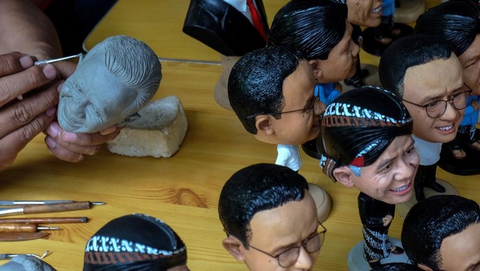 Perajin menyelesaikan pesanan mini action figur karakter calon Presiden 2024 di Solo, Jawa Tengah, Selasa (6/2/2024). Selain banyak dipesan pembeli lewat penjualan daring, perajinan action figur capres tersebut diproduksi untuk memanfaatkan momentum Pemilu 2024 dan mengajak masyarakat menggunakan hak pilihnya pada pemilu pada 14 Februari 2024 mendatang. ANTARAFOTO/Maulana Surya/foc.