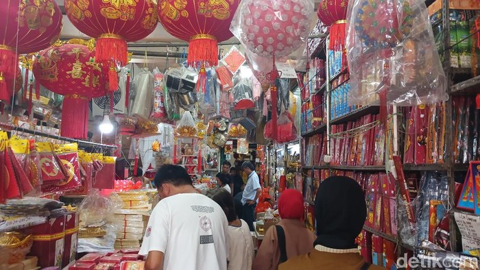 Salah satu toko aksesoris di Palembang yang menjual perlengkapan ornamen Imlek.