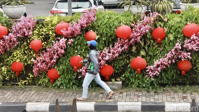 Sambut Imlek, Trotoar PIM Merah Merona Dihias Lampion