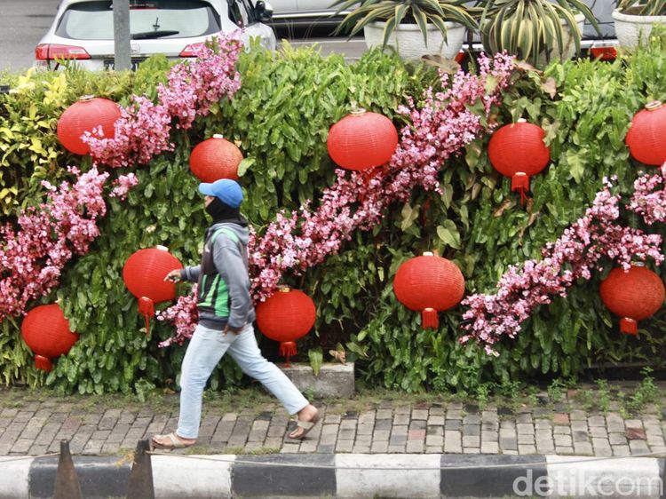 Sambut Imlek, Trotoar PIM Merah Merona Dihias Lampion