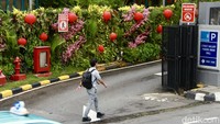 Bagian trotoar hingga pintu masuk street gallery Pondok Indah Mall dihiasi lampion serta bunga.   