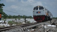 Adapun KA pertama yang melalui jalur KA tersebut adalah KA Sembrani relasi Surabaya Pasarturi - Gambir pukul 12.15 WIB dan selanjutnya KA Argo Bromo Anggrek relasi Surabaya Pasarturi - Gambir pukul 12.55 WIB.