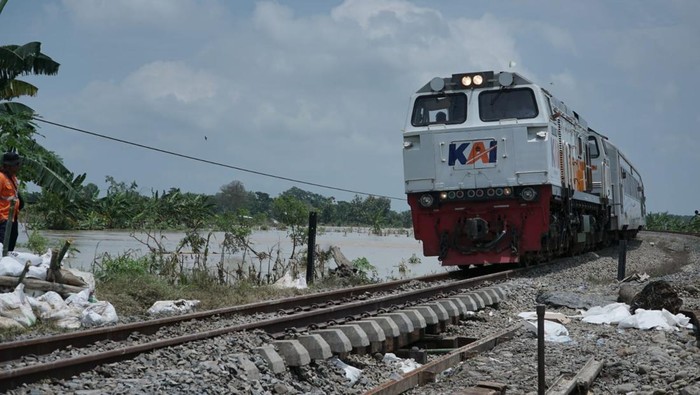 PT Kereta Api Indonesia (Persero) memastikan jalur hilir kereta api yang terkena banjir di KM 32+5/7 petak jalan antara Stasiun Karangjati – Stasiun Gubug, Kab. Grobogan, Jawa Tengah, sudah dapat dilalui kereta api pada Selasa (6/2) pkl 11.30 WIB. Kereta api bisa melalui lokasi tersebut dengan kecepatan terbatas.