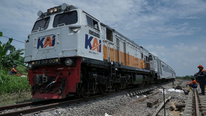 PT Kereta Api Indonesia (Persero) memastikan jalur hilir kereta api yang terkena banjir di KM 32+5/7 petak jalan antara Stasiun Karangjati – Stasiun Gubug, Kab. Grobogan, Jawa Tengah, sudah dapat dilalui kereta api pada Selasa (6/2) pkl 11.30 WIB. Kereta api bisa melalui lokasi tersebut dengan kecepatan terbatas.