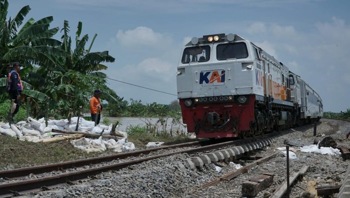 PT Kereta Api Indonesia (Persero) memastikan jalur hilir kereta api yang terkena banjir di KM 32+5/7 petak jalan antara Stasiun Karangjati – Stasiun Gubug, Kab. Grobogan, Jawa Tengah, sudah dapat dilalui kereta api pada Selasa (6/2) pkl 11.30 WIB. Kereta api bisa melalui lokasi tersebut dengan kecepatan terbatas.