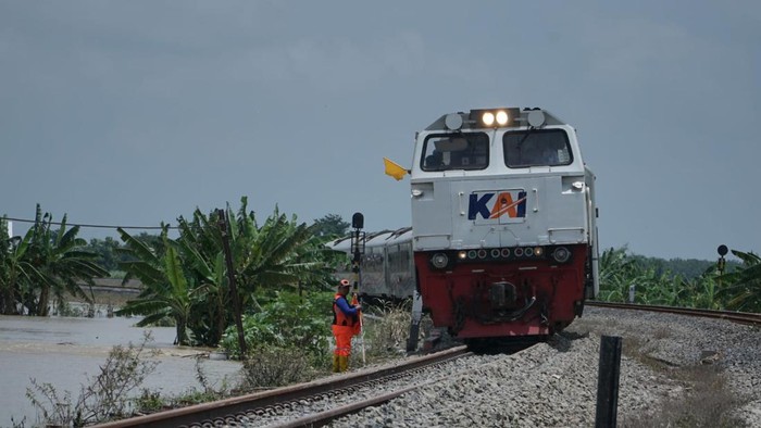 PT Kereta Api Indonesia (Persero) memastikan jalur hilir kereta api yang terkena banjir di KM 32+5/7 petak jalan antara Stasiun Karangjati – Stasiun Gubug, Kab. Grobogan, Jawa Tengah, sudah dapat dilalui kereta api pada Selasa (6/2) pkl 11.30 WIB. Kereta api bisa melalui lokasi tersebut dengan kecepatan terbatas.