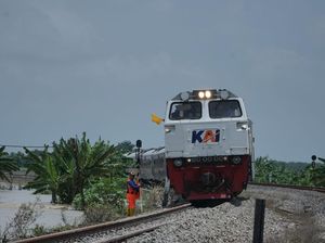 Kereta Anjlok Gara-gara Dicium Truk, KAI Minta Maaf Perjalanan Terganggu