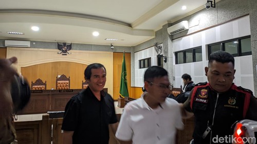 Suasana sidang tuntutan dua terdakwa korupsi pengadaan alat marching band Dikbud NTB di PN Tipikor Mataram, Selasa (6/2/2024). Foto: (Ahmad Viqi/detikBali).