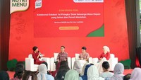 (Kiri ke Kanan):MC - Dr. Faharuddin, SST., M. Si, Direktur Analisis Dampak Kependudukan BKKBN RI - Amaryllis Esti Wijono – Direktur Nutrition Unilever Indonesia - Citra Kirana, Celebrity Mom. Edukasi program Royco Nutrimenu 2024 akan menargetkan perempuan di berbagai tahapan usia – termasuk para ibu dengan anak usia MPASI – melalui perluasan kolaborasi dengan sejumlah mitra strategis seperti Badan Kependudukan dan Keluarga Berencana Nasional (BKKBN) dan Lembaga Amil Zakat, Infak, dan Sedekah Nahdlatul Ulama (NU Care-LAZISNU).