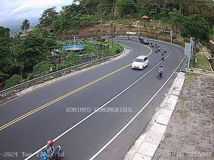 Jalur Jogja-Wonosari Sore Ini Ramai, Kenakan Jas Hujan Bermodel Baju!