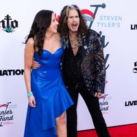 Ayah aktris Liv Tyler ini mengenakan celana jeans hitam model boot cut dan kemeja serta blazer bersulam hitam-emas. Dia melengkapi penampilannya dengan ikat pinggang berhias stud dan bertabur, dan beberapa kalung warna-warni. Foto: Getty Images/Elyse Jankowski