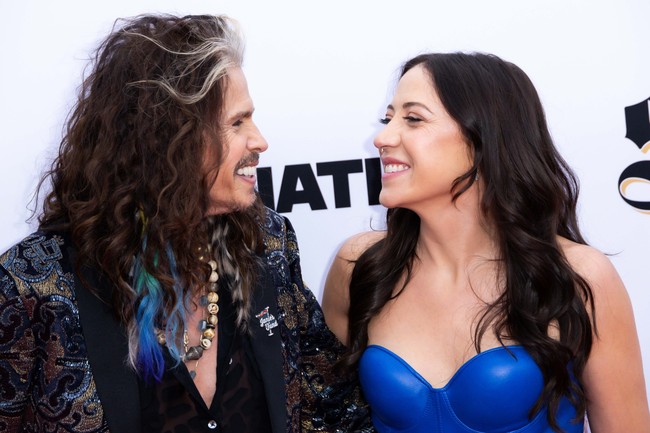 Steven Tyler, yang berusia 75 tahun, dan Aimee, 36 tahun, tampak kasmaran dan berciuman sambil memandang mesra satu sama lain di red carpet. Foto: Getty Images/Elyse Jankowski