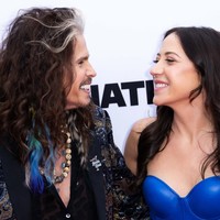 Steven Tyler, yang berusia 75 tahun, dan Aimee, 36 tahun, tampak kasmaran dan berciuman sambil memandang mesra satu sama lain di red carpet. Foto: Getty Images/Elyse Jankowski