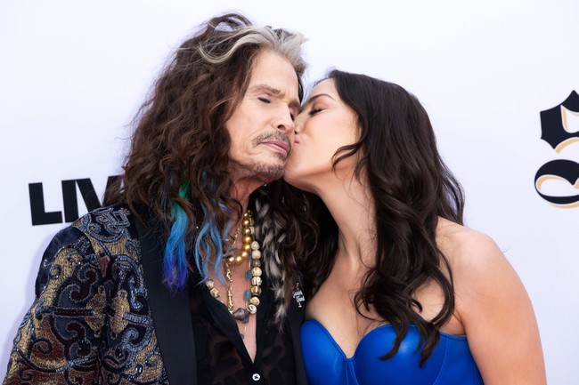 Wanita yang pernah bekerja sebagai asisten pribadi Steven Tyler ini menata rambutnya dengan gaya keriting bergelombang. Foto: Getty Images/Elyse Jankowski