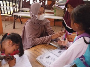 Kisah Kampung Buku Tempat Anak-anak Cari Ilmu, Kondisinya Rawan Longsor