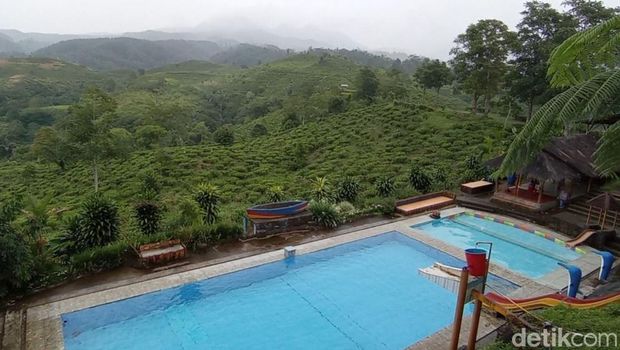 Suasana objek wisata Bukit Kacapi di Desa Tanjungkarang Kecamatan Cigalontang Kabupaten Tasikmalaya.