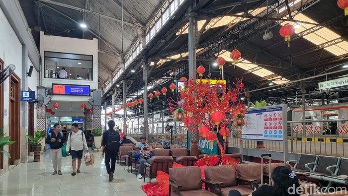 Suasana Stasiun Tugu Yogyakarta yang mulai dihiasi pernak-pernik jelang Tahun Baru Imlek 2024. Foto diunggah Selasa (6/2/2024).