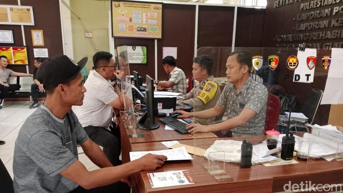 Sudianto melaporkan rekan kerjanya (Aris) yang hilang di ruang SPKT Polrestabes Palembang.