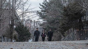 Foto perdana Sweet Home 3 menampilkan sederet karakter yang kembali untuk terakhir kalinya. Dalam foto ini tampak Lee Do Hyun (sebagai Lee Eun Hyuk), Go Min Si (sebagai Lee Eun Yoo), dan Song Kang (sebagai Cha Hyun Su). (Foto: dok. Netflix)