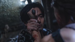 Lee Jin Wook memerankan Pyeon Sang Wook yang jiwanya dirasuki oleh sosok lain, tampak bersitegang dengan karakter yang diperankan Lee Si Young yakni Seo Yi Kyung. (Foto: dok. Netflix)