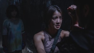 Sudut lain foto Lee Si Young sebagai Seo Yi Kyung saat berhadapan dengan Pyeon Sang Wook. (Foto: dok. Netflix)